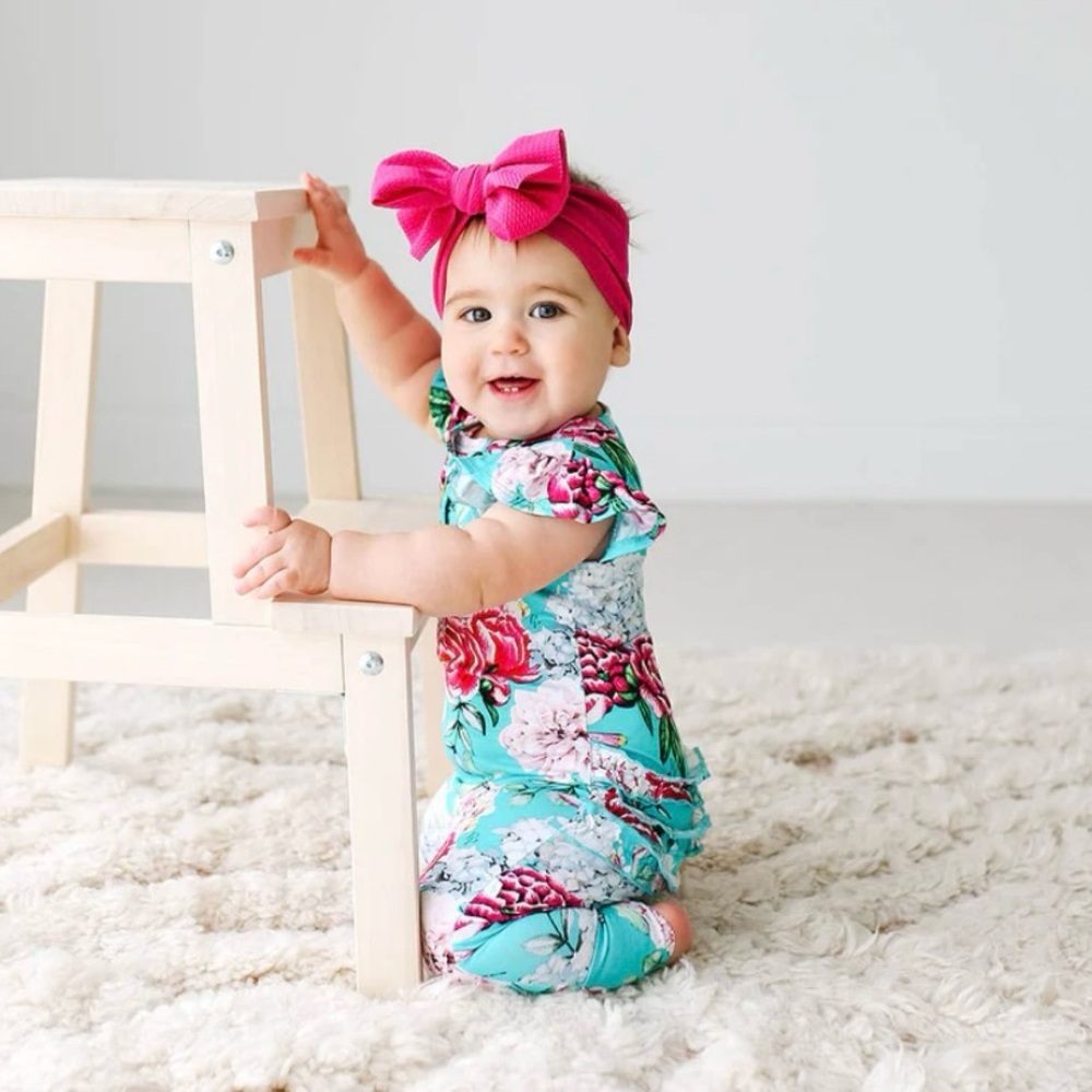 Posh Peanut Eloise
Ruffled Capsleeve
Henley Romper
